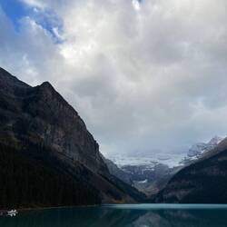 Der atemberaubende Lake Louise – türkisblaues Wasser vor der Kulisse des Victoria Glacier.