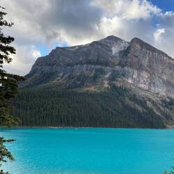 Das türkisfarbene Wasser des Lake Louise.