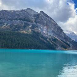 Kaum ein See spiegelt die Schönheit der Rockies so eindrucksvoll wider wie der Lake Louise.
