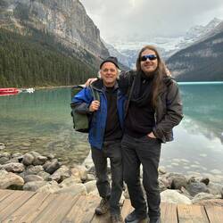 Ein gemeinsamer Moment vor der beeindruckenden Kulisse.