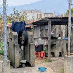 Rechts die Waschmaschine, wird von Hand gewaschen