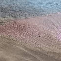 ...zum Strand mit dem rosafarbenen Sand