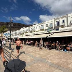 Clemens auf der Promenade