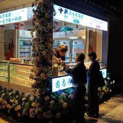 Hea-Jee kauft Joghurt / Hea-Jee buys Yogurt