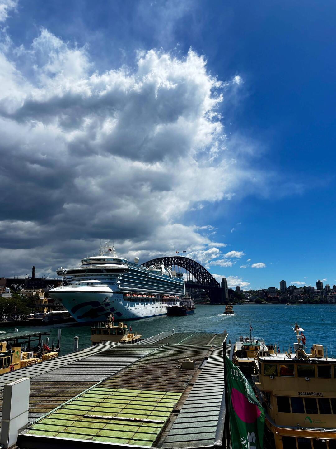 Soms ligt er een enorm cruiseschip in de haven