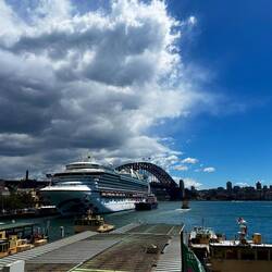 Soms ligt er een enorm cruiseschip in de haven