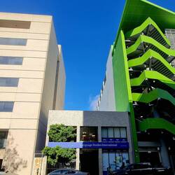 Die Schule steht noch unverändert, alles Andere drumherum ist neu.