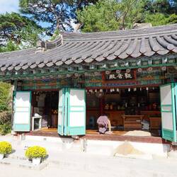 Gebäude in den Felsen integriert / The building integrated into the rock