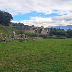 Area archeologica vista dai piedi del monte