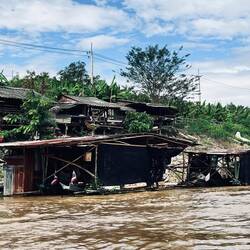 Thailändische Fischerhütten am Mekong