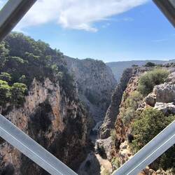 Ausblick von der Brücke in den Canyon