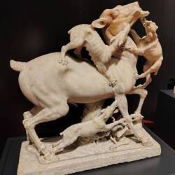Une des statues de cerf de la maison des cervi