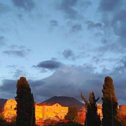 Le soleil se couche sur Herculanum et le Vésuve