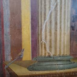 Au pied d'un mur en second style pompeien