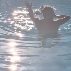 Dancing Papa im Pool