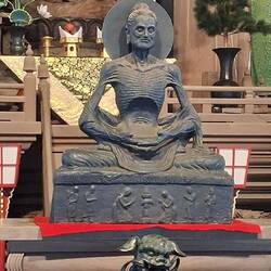 Extrem dünner asketischer Buddha im großen Zen- Tempel.