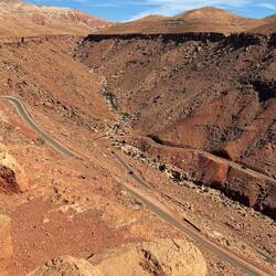 Die Passstraße windet sich steil nach oben