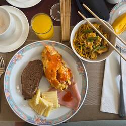 Thaiomelette, Yellow ChickenNoodles, Mango