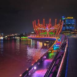 Beleuchtete Brücke von Can Tho mit wechselndem Farbenspiel