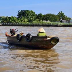 Ein Händler fährt zum schwimmenden Markt
