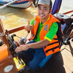 Unser sympathischer Bootsführer