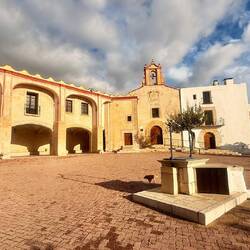 Le complexe est composé de l'église, l'auberge, l'écurie et la maison de l'ermite