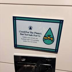 Ich hab Fragen!?! Das hing direkt über den Toiletten