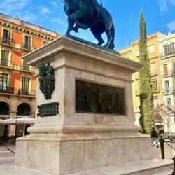 La place de Prim avec la statue du général Prim i Prats