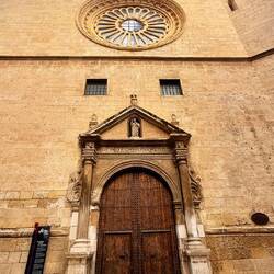 L'église de Saint Pierre vue de l'entrée