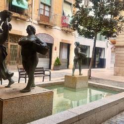 Une jolie placette avec ses jolies statues de demoiselles