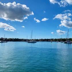 Blick vom Schiff über das Bojenfeld