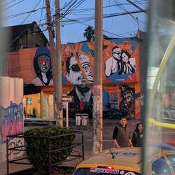 Aus dem Bus erhaschte Streetart