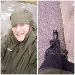 Perfekte Kleidung, um bei Regen das Auto zu waschen