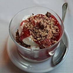 Emulsione di ricotta su crumble e salsa alle fragole