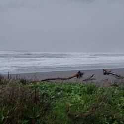 Das Meer ist ruhiger aber die grauen Regenwolken sind noch da.