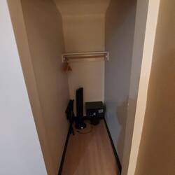 Mit kleiner Abstellkammer und Tresor.