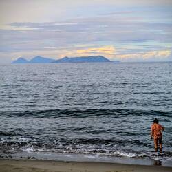 Anna wagt sich ins Wasser 😃