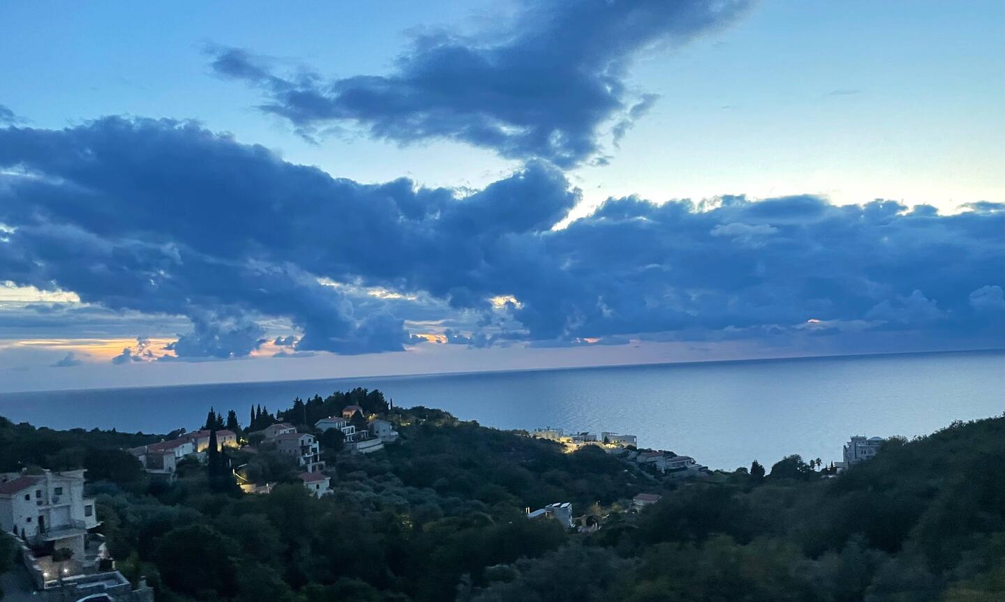 Es ist bereits dunkel.. wir fahren hier runter um ein Schlafplätzchen zu suchen..🚐😇