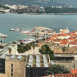 ..umgeben von Stadtmauern und dahinter die Moderne und der Hafen..