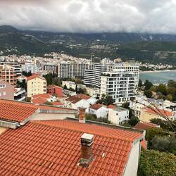 ..gleich angrenzend Budva..