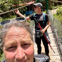 Man beachte die Aufhängung der Brücke... 🤪 und ja, es ist so heiß!