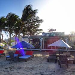 Strandbar Tortuga verde am Playa Parguito