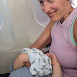 Schlafen im Flugzeug