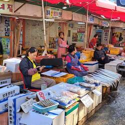 Find your favorite fish vendor, pick your fish and eat it in their little area behind the seller.