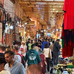 Die Souks - ohne Anfang, ohne Ende schiebt man sich durch - dazwischen Rad- und Mopedfahrer 😵‍💫