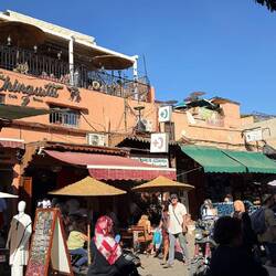 Mittagessen in einem der Rooftop Restaurants