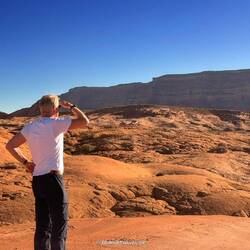 ... so tief , dass Raner aussteigt um zu sehen wo die Straße weitergeht