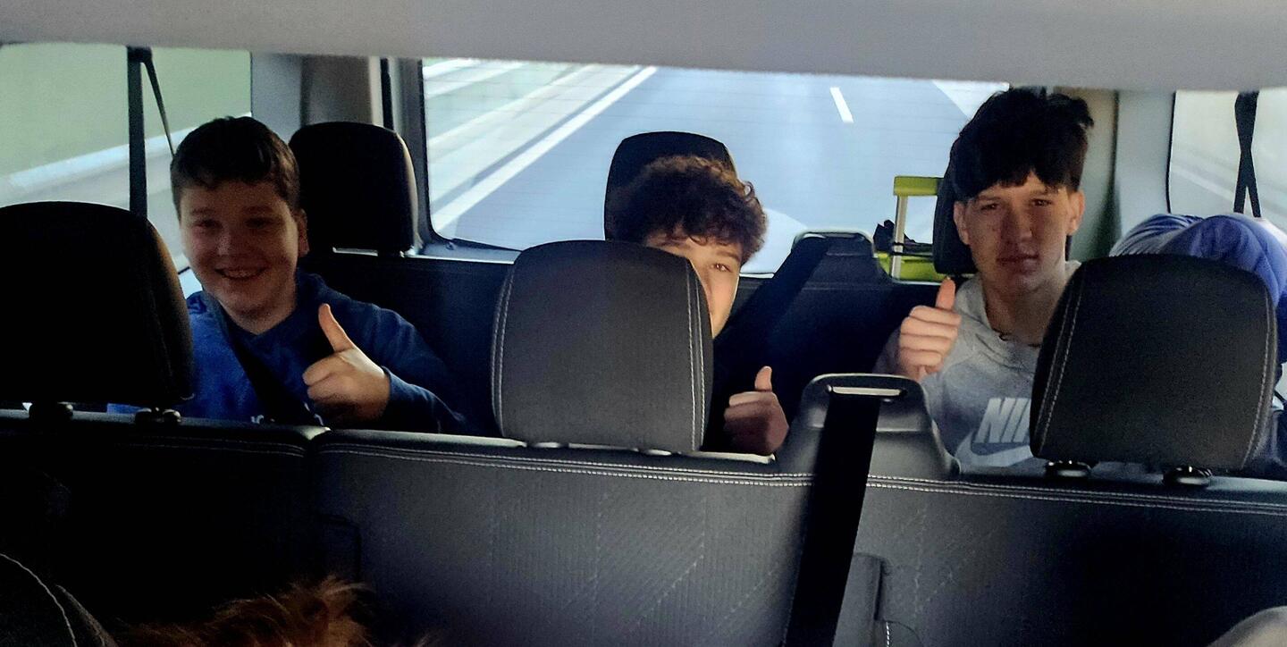 Fantje v pričakovanju novih dogodivščin.