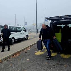 Šofer Stane pridno prenaša naše kovčke