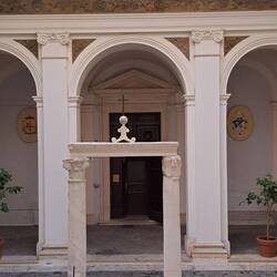 Il chiostro inglobato nei palazzi